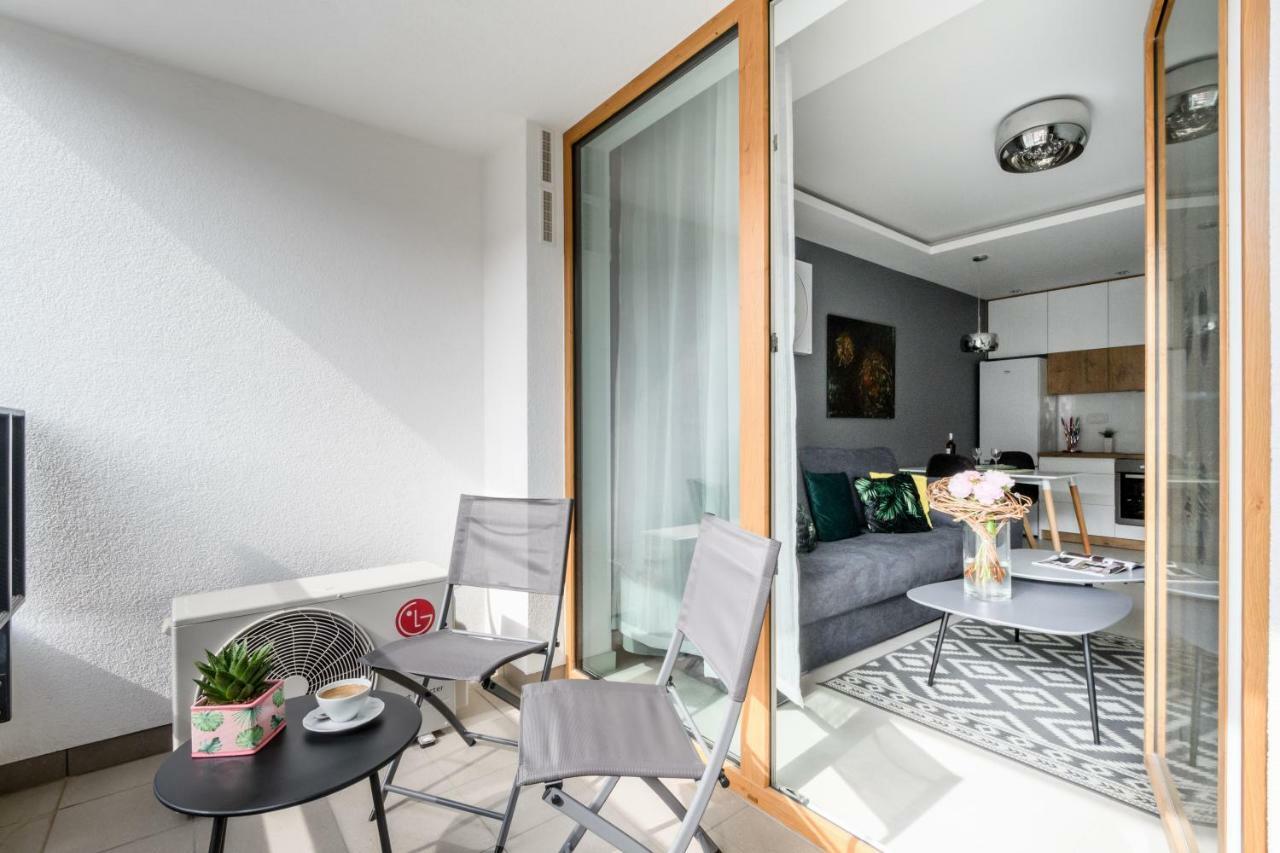 M&R Apartament Airport&Business Deluxe Cybernetyki 17 - Underground Garage - Free Wifi - Netflix - Air Conditioning - Self Check-In, Close By Chopin Airport Warszawa Eksteriør billede
